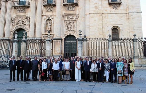 Medio millar de farmacéuticos españoles analizan en Jaén el futuro de la profesión