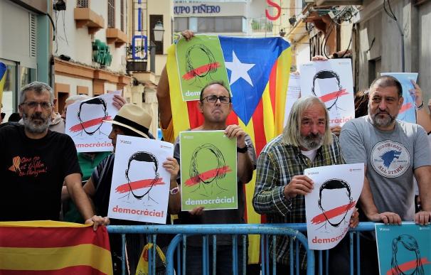 La Policía Nacional impide una concentración de manifestantes ante las puertas de la cumbre del PP en Mallorca