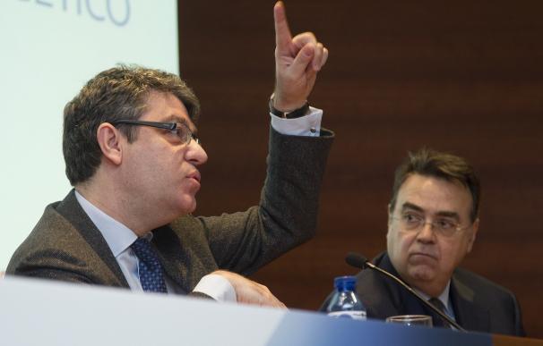 El ministro Álvaro Nadal junto al presidente de Enagás, Antonio Llardén, en un acto.
