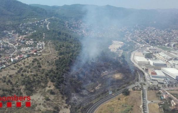 20 dotaciones de Bomberos luchan contra un incendio en Sant Vicenç dels Horts (Barcelona)
