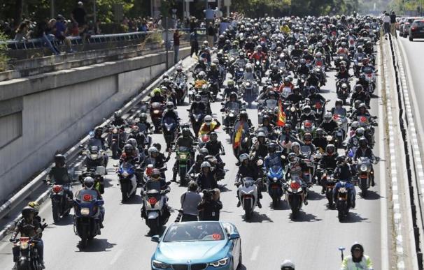 MIles de motos rugen por las calles de Madrid en tributo a Ángel Nieto