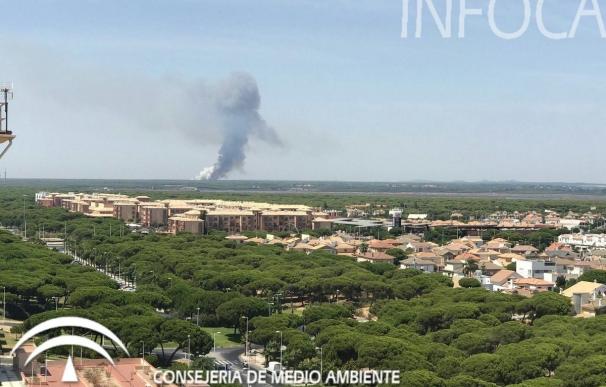 Asciende a un centenar los bomberos forestales y a 17 los medios aéreos desplegados en el incendio de Cartaya (Huelva)
