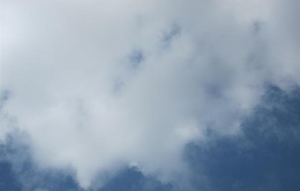 Canarias presenta este sábado cielos nubosos con presencia de calima y probabilidad de chubascos débiles