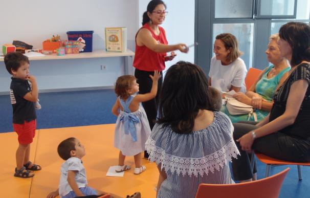 Gamarra afirma que la biblioteca Azcona "se adapta en verano a las necesidades de niños y las familias"