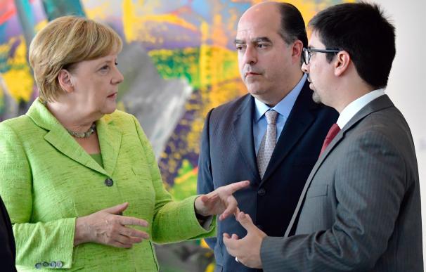 Merkel se compromete ante opositores venezolanos a "apoyar la democracia"