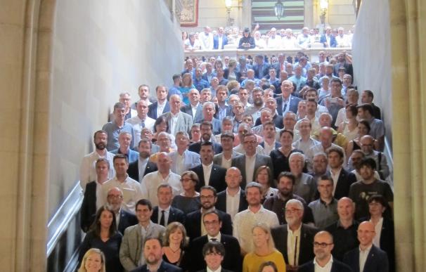 Puigdemont y Colau reciben este sábado a los más de 700 alcaldes citados
