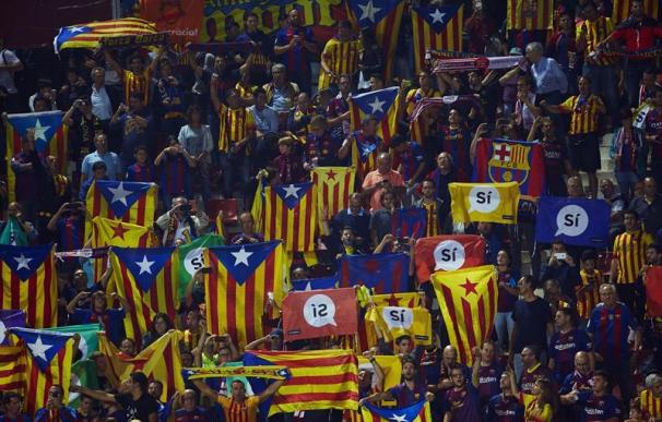 El partido Girona Barcelona se llena de esteladas y banderas del 'Si'