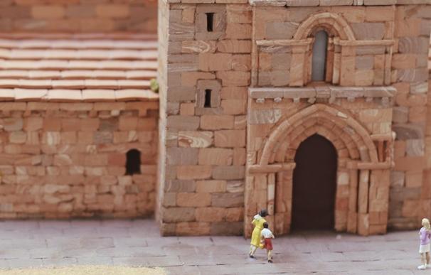 El centro de acogida de Estíbaliz (Álava) expone hasta el 10 de septiembre una colección de iglesias en miniatura