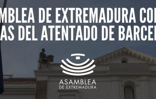 Las banderas ondean a media hasta en la Asamblea de Extremadura tras el atentado en Barcelona