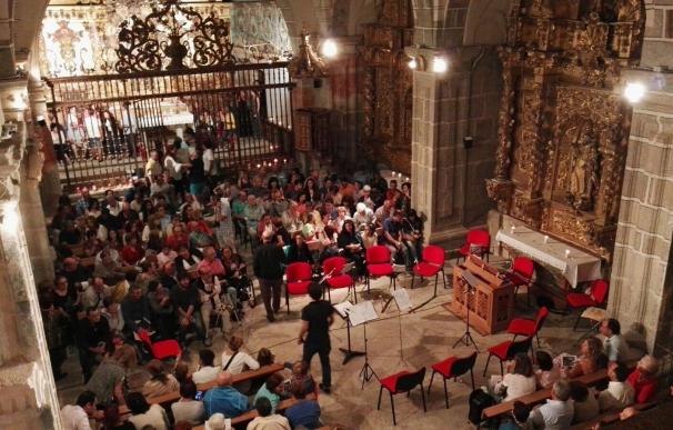 Más de 500 personas asisten al III 'Concierto a la luz de las velas' de San Juan del Olmo (Ávila)