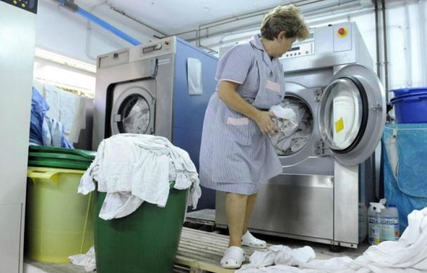 El Parlamento canario pide reconocer la jubilación anticipada para camareras de piso