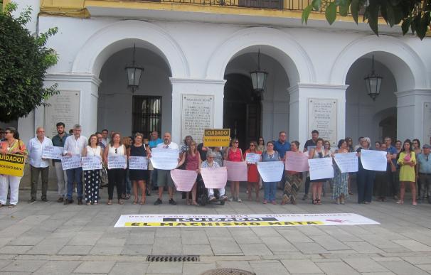 Medio centenar de personas guarda un minuto de silencio en Mérida para pedir el fin de la violencia de género