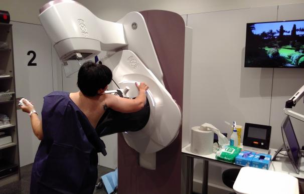 Un nuevo sistema de mamografía permite a la mujer controlar la presión y reduce el dolor