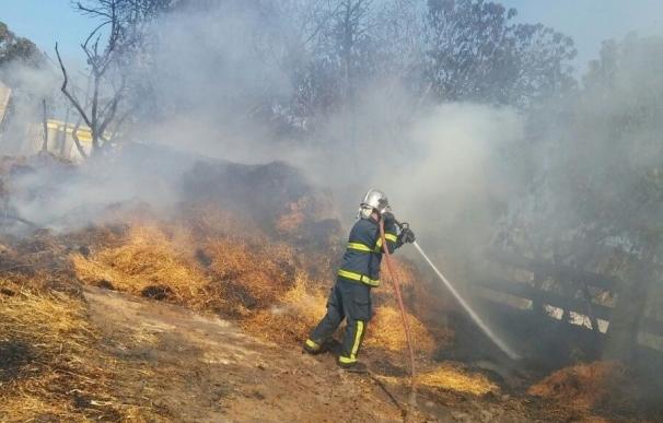 Bomberos actúan durante siete horas en la extinción del incendio en el chiringuito Baba en El Palmar