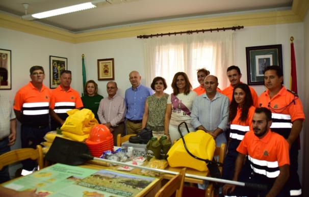 La Junta entrega equipos de protección y ayuda contra incendios a voluntarios de Huétor Santillán