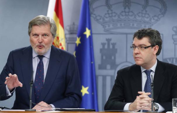 Álvaro Nadal (derecha), al término del consejo de ministros que aprobó el nuevo bono social.