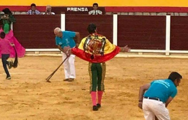 Piden retirar la medalla de Cádiz al torero Padilla por lucir una bandera franquista