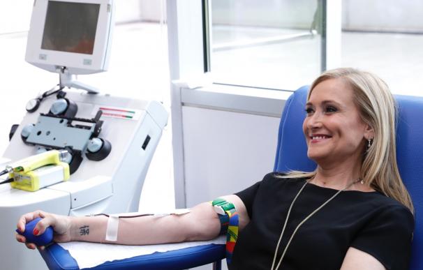 Cifuentes anima a los madrileños a donar sangre para garantizar las necesidades de los hospitales
