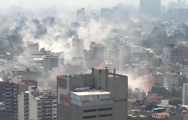 Fotografía cedida por el ciudadano Edgar Cabalceta que muestra una vista general de una zona de Ciudad de México hoy, martes 19 de septiembre de 2017