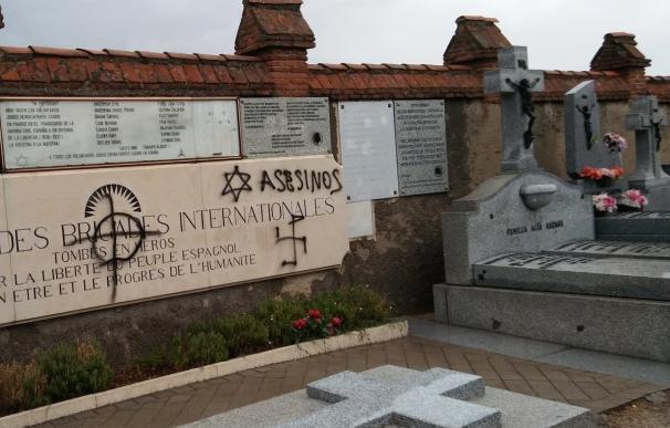 El Colectivo de Familiares de Caídos en Rusia condena las pintadas en las tumbas de las Brigadas Internacionales