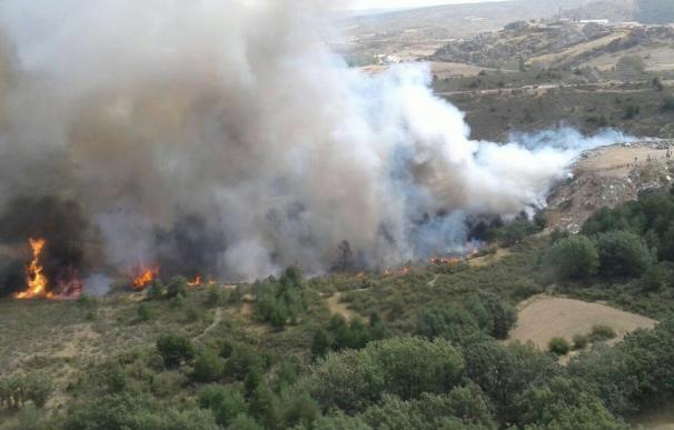 Medios aéreos se suman a la extinción del incendio de una escombrera municipal Bronchales (Teruel)