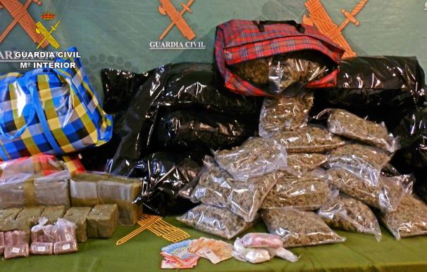 Tres detenidos e incautados más de 16 kilos de hachís, 117 de marihuana y 737 gramos de cocaína en la A-4