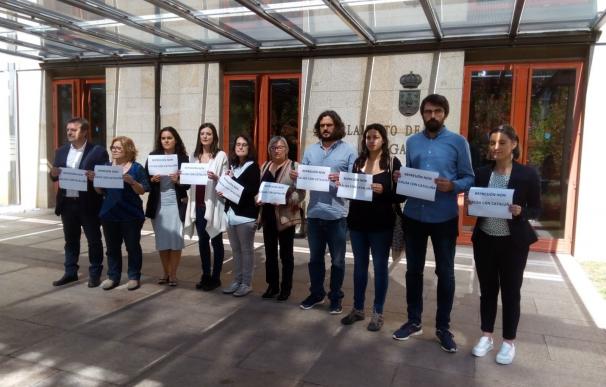 Diputados de En Marea y BNG se concentran ante el Parlamento gallego contra la "represión" en Cataluña