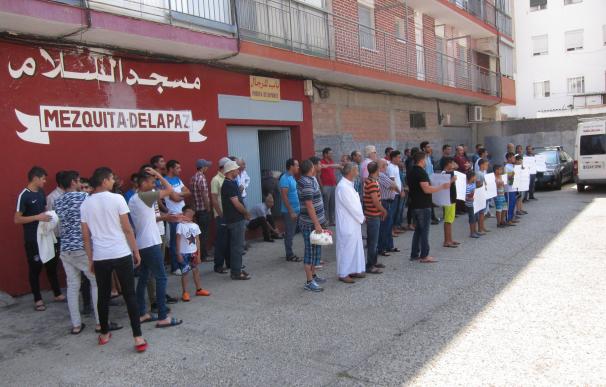 Cerca de un centenar de miembros de la comunidad musulmana de Valladolid se concentra en rechazo al terrorismo