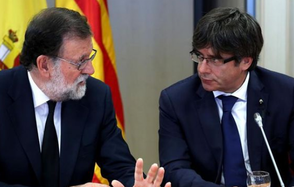 Puigdemont y Rajoy durante el gabinete de crisis