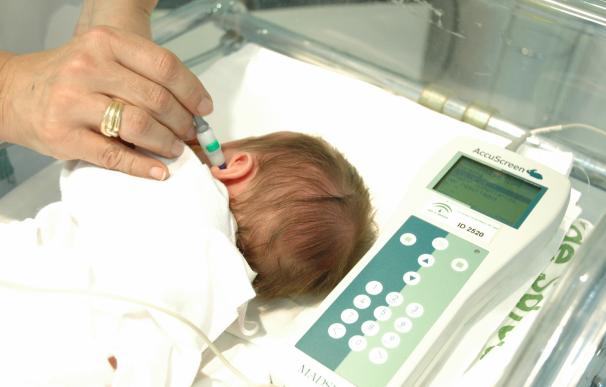 El Hospital de la capital realiza 1.472 pruebas a bebés para detectar problemas auditivos