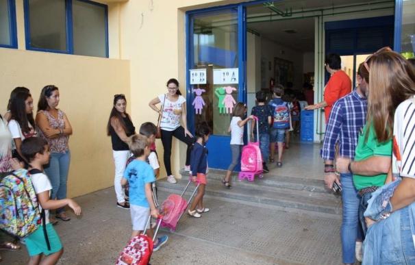 La Junta destaca la "total normalidad" en el inicio del curso este miércoles para 136.392 escolares en Extremadura