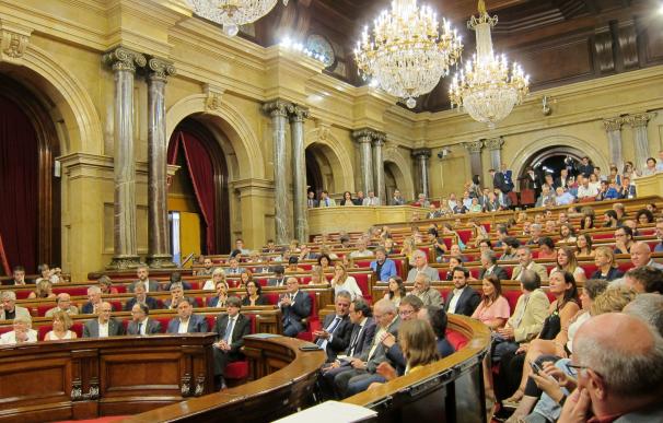 El Parlamento catalán guarda un minuto de silencio y llama a luchar por la cohesión social