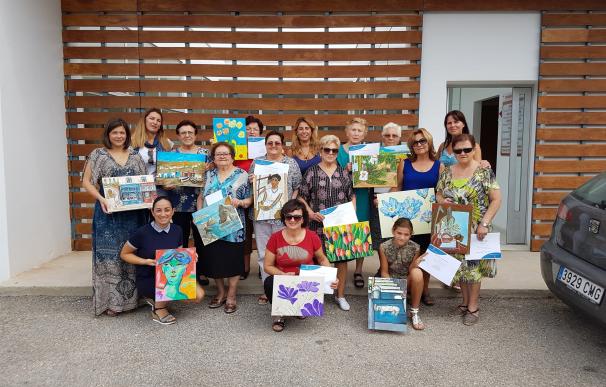 Una veintena de mujeres de Tahal aprenden a pintar con los Talleres 'Carmen de Burgos' de la Diputación