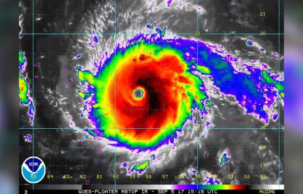 El extremadamente peligroso huracán Irma toca tierra con vientos de 295 km/h