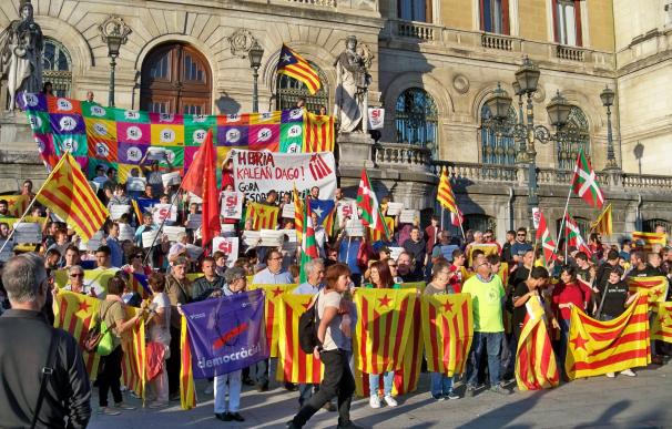 Cientos de personas se concentran en Bilbao para denunciar las detenciones en Cataluña