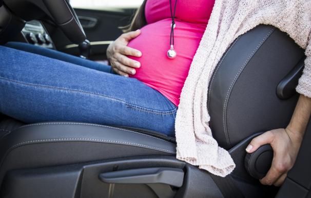 Usar siempre el cinturón de seguridad y poner el volante a 25 centímetros, consejos para embarazadas