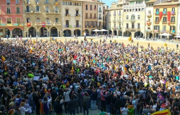 Más de mil personas se concentran en Vic (Barcelona) contra la operación policial