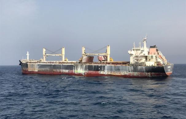 Llega a Motril un barco que ardió en aguas canarias con riesgo de escapes y vertidos, según ecologistas