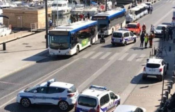 Un coche arrolla dos paradas de autobús en el puerto viejo de Marsella