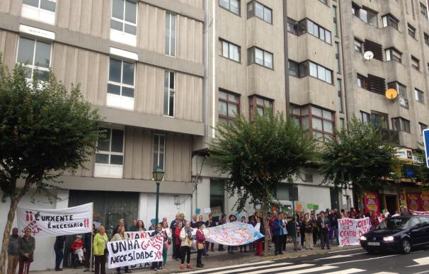 Vecinos de Rianxo exigen en O Hórreo un centro de día y el PP dice que "no puede abrirse uno en cada municipio"