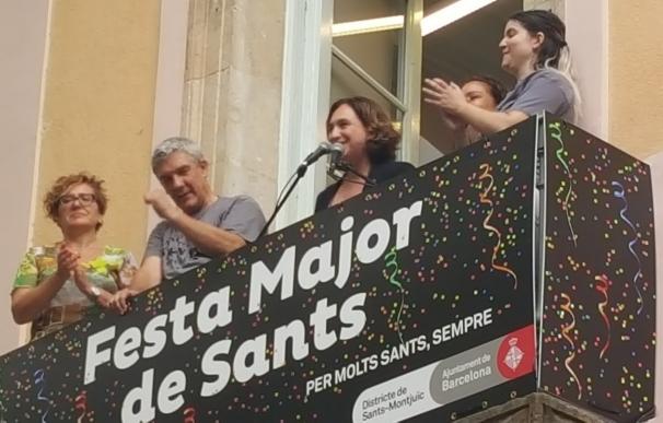 Colau en el pregón de las fiestas de Sants: "Barcelona desborda de valentía contra el terror"