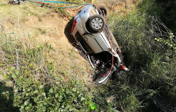 Dos heridas graves en un accidente de tráfico en Cañete (Cuenca) tras caer su turismo por un terraplén