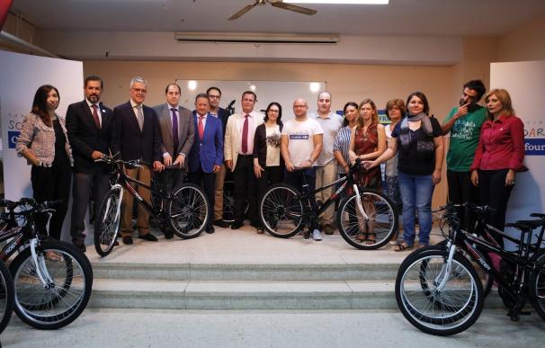 Consistorio impulsa un proyecto piloto de bicis compartida en el IES Salvador Távora, que combate el absentismo