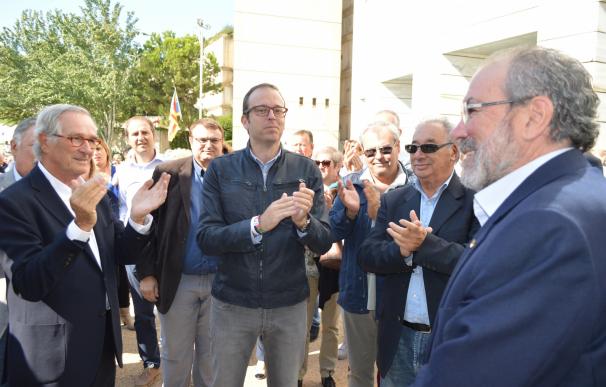 Unas 200 personas arropan al presidente de la Diputación de Lleida ante la Fiscalía