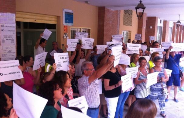Vecinos protestan por "el desahucio" del Centro Social y el PSOE pide una solución dialogada