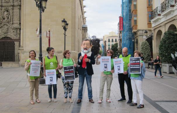 El 'cabezudo' de Rajoy llega a Logroño como parte del "viaje simbólico por las personas refugiadas"