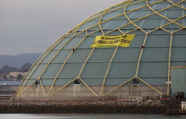 La protesta de Greenpeace en el puerto de A Coruña concluye con cuatro detenidos por desobediencia a la autoridad