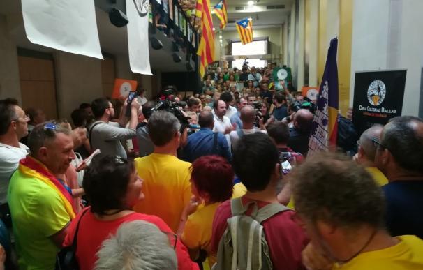 Ciudadanos y políticos de Baleares apoyan a Cataluña con un acto multitudinario a favor de la independencia