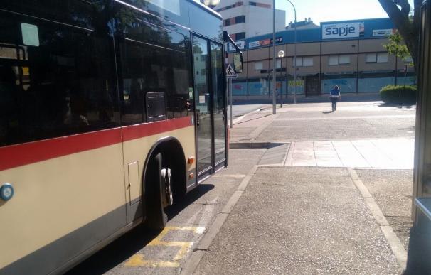 Ciudadanos insta al Equipo de Gobierno a reformar las paradas de autobuses que no estén alineadas con la calzada