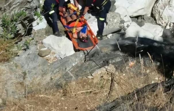 Bomberos rescatan a una mujer herida en la Charca de las Mozas de Benahavís